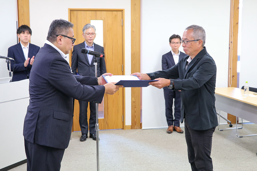 福井県立大学 北島啓嗣 副学長より研究員への委嘱状交付