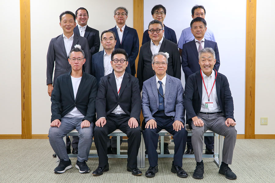 記念撮影　研究員・受入企業・関係団体・指導教員の皆様