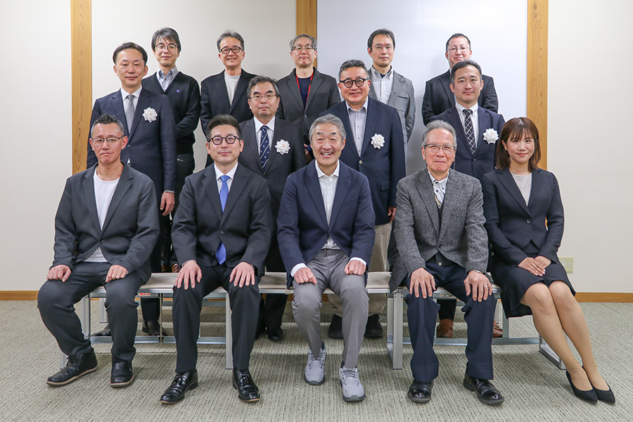 記念撮影 主催者関係者および協力研究員と参画企業の皆さま
