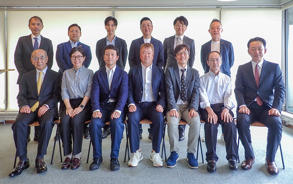 記念撮影 関係者および研究員とその受入企業の皆様