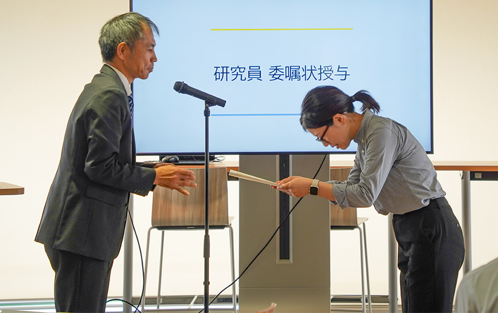 叡啓大学産学官連携・研究推進センター長 早田吉伸 教授より研究員への委嘱状交付