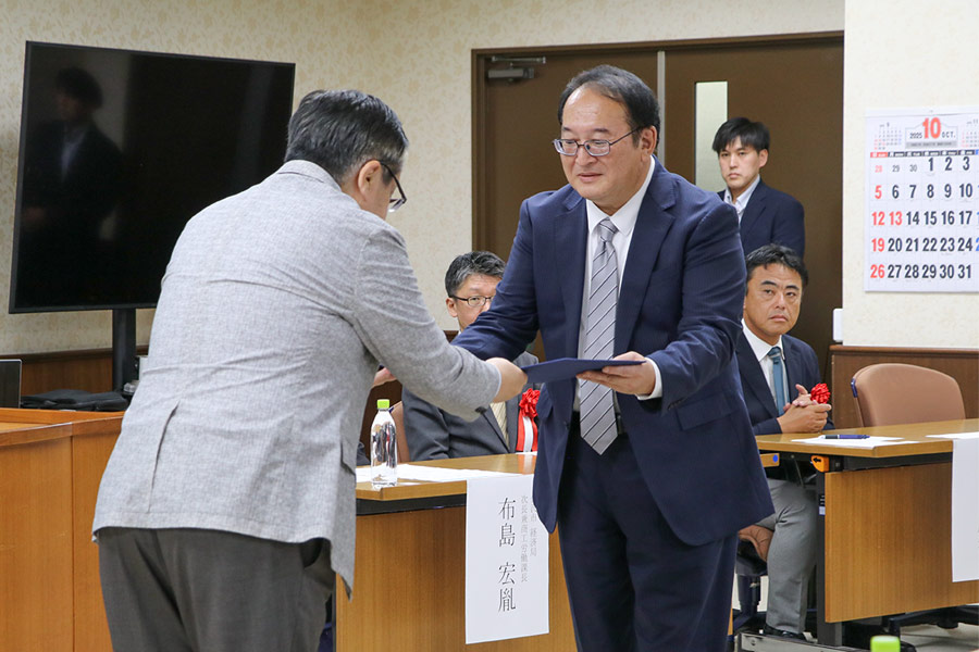 金沢大学 中村慎一 先端科学・社会共創推進機構長より研究員への委嘱状交付