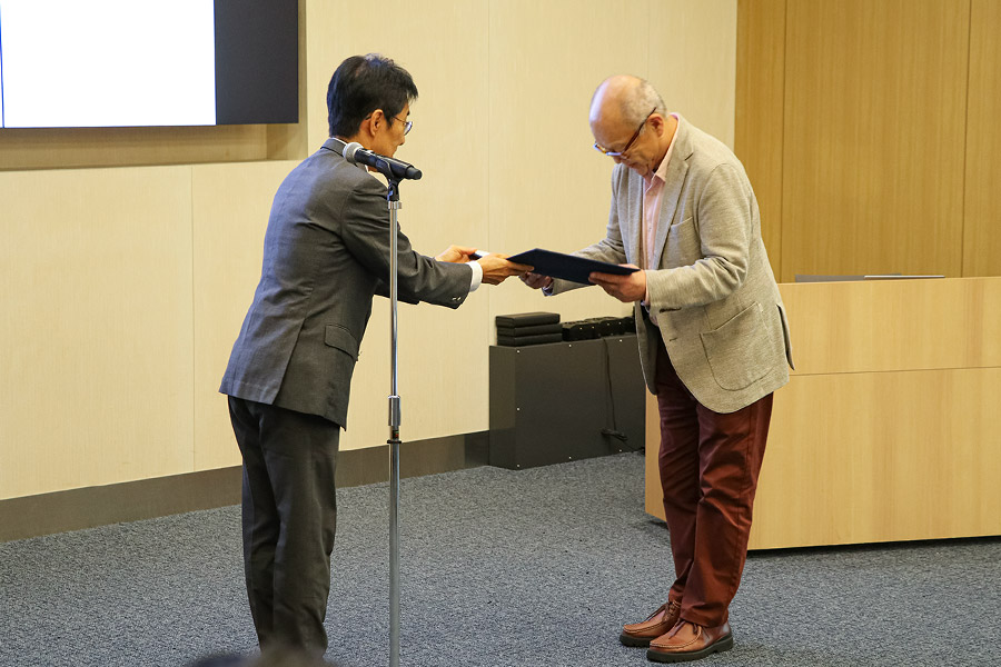 金沢大学 絹谷清剛 理事／副学長より研究員への委嘱状交付