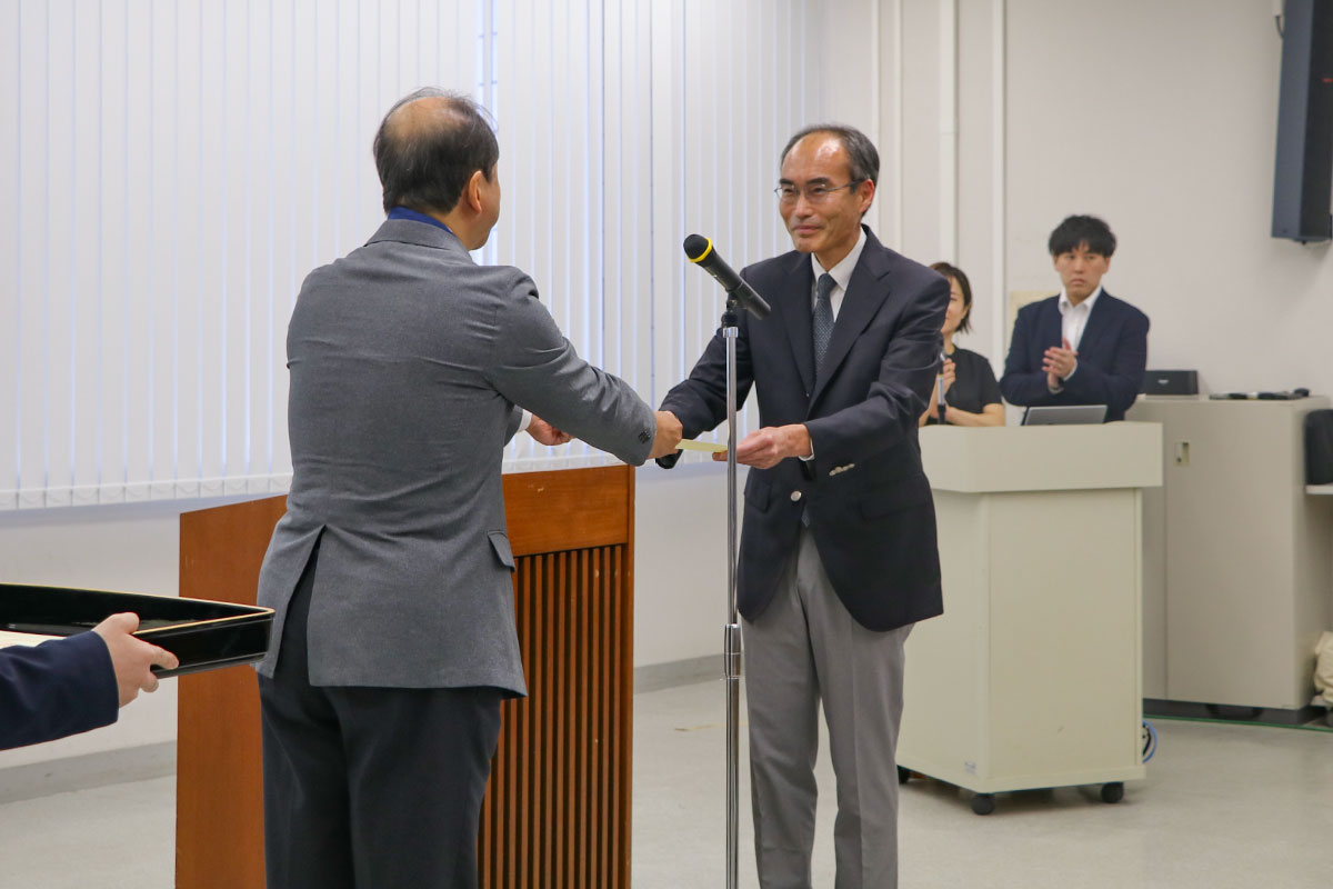 協力研究員への委嘱状授与　富山大学 理事・副学長 地域連携推進機構長　武山 良三