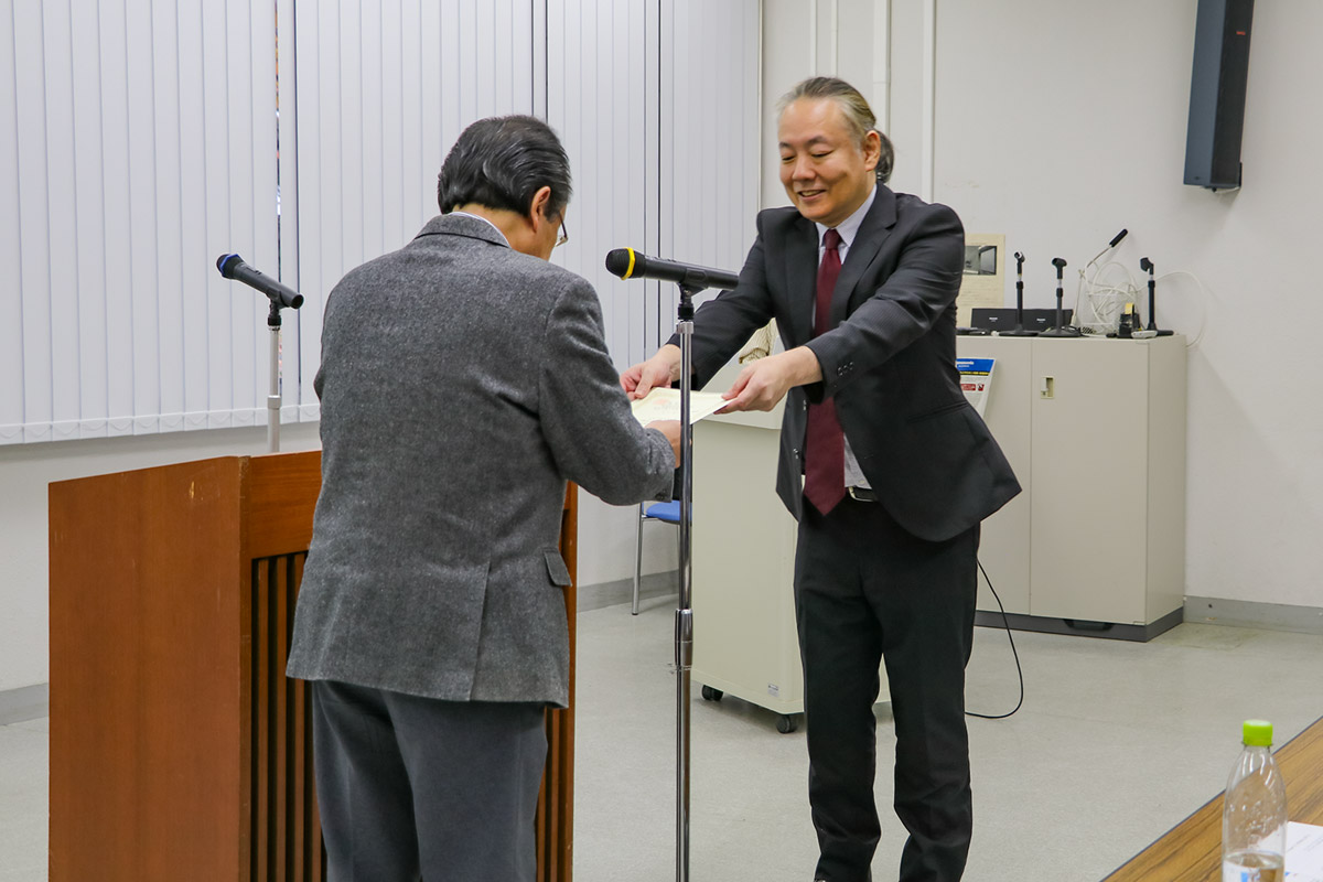 協力研究員への修了証書授与