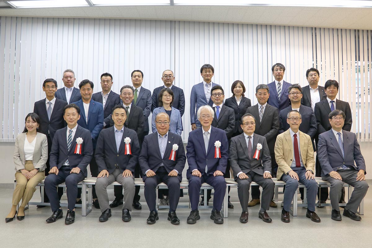 記念撮影　主催者関係者および協力研究員と参画企業の皆さま